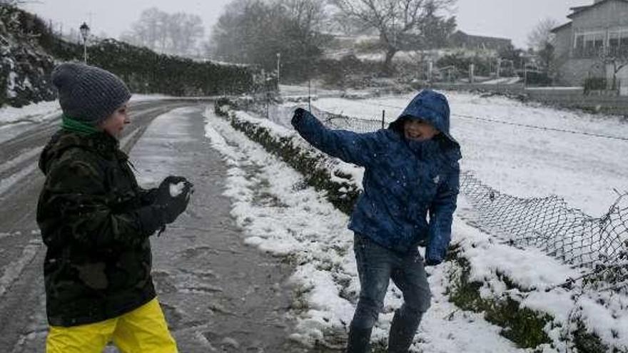 Niños jugando en A Gudiña, aprovechando la suspensión de la jornada escolar por el temporal. //Brais Lorenzo