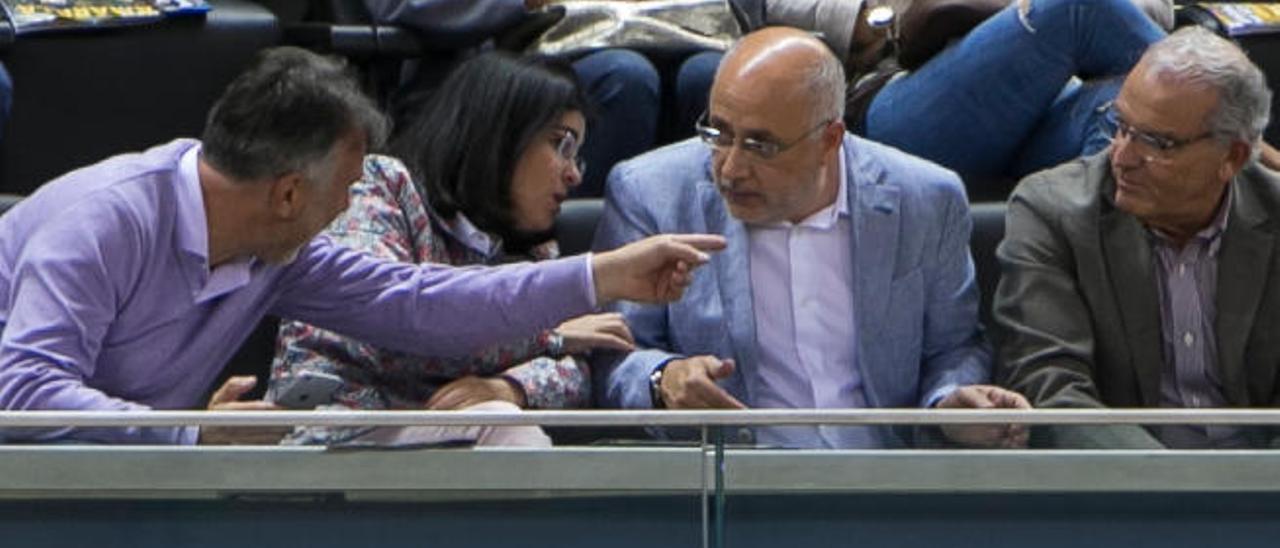 Morales, segundo por la derecha, en el palco del Gran Canaria Arena.