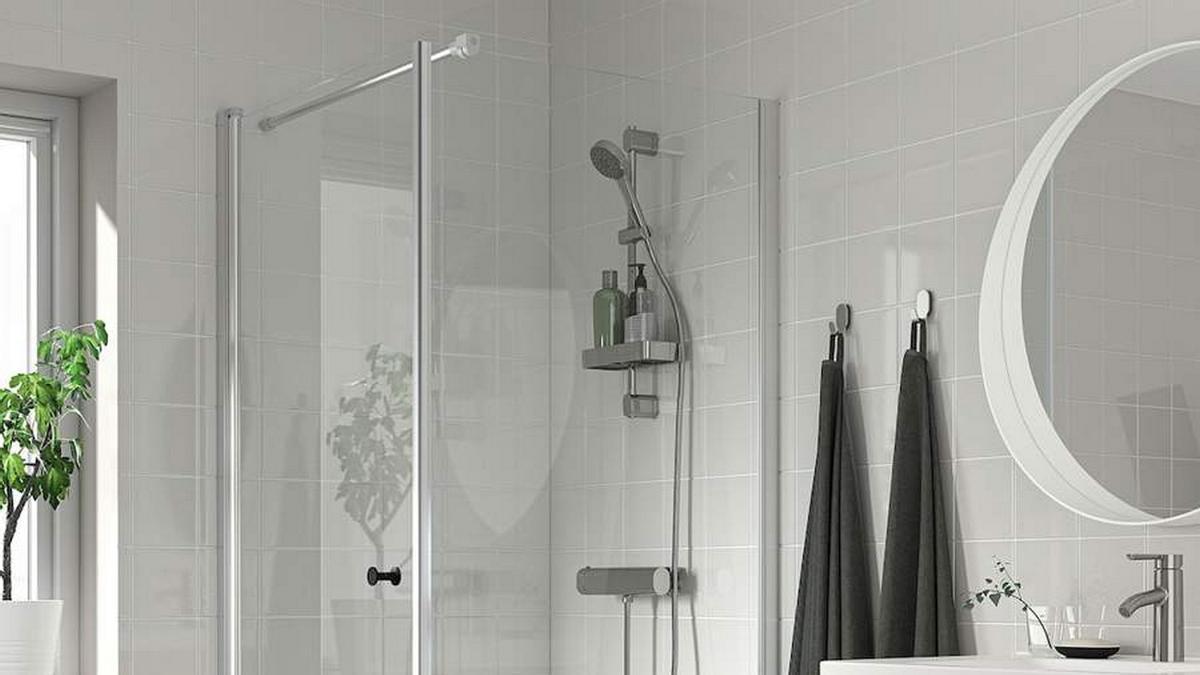 La mampara de ducha OPPEJEN de IKEA ofrece una solución práctica y elegante.