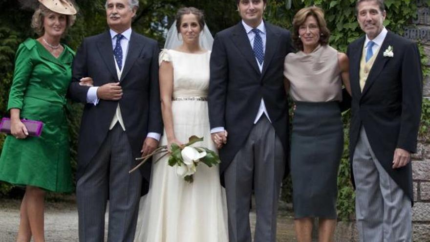 Los futuros padres, flanqueados por sus respectivos progenitores, el día de su boda (21 de julio del año pasado), en la finca Campuloto, en Ceceda (Nava).