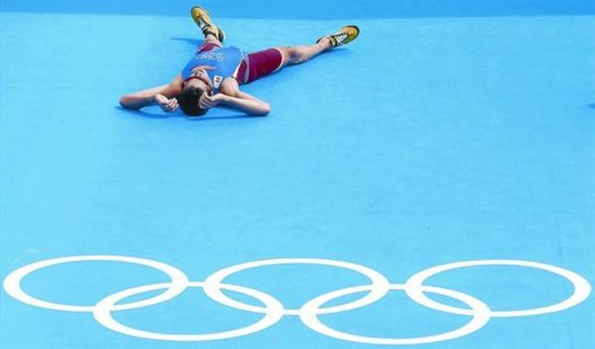 Gómez Noya, a terra, recuperant-se de l’esforç després de guanyarla medalla de plata. Gómez Noya, a terra, recuperant-se de l’esforç després de guanyarla medalla de plata.