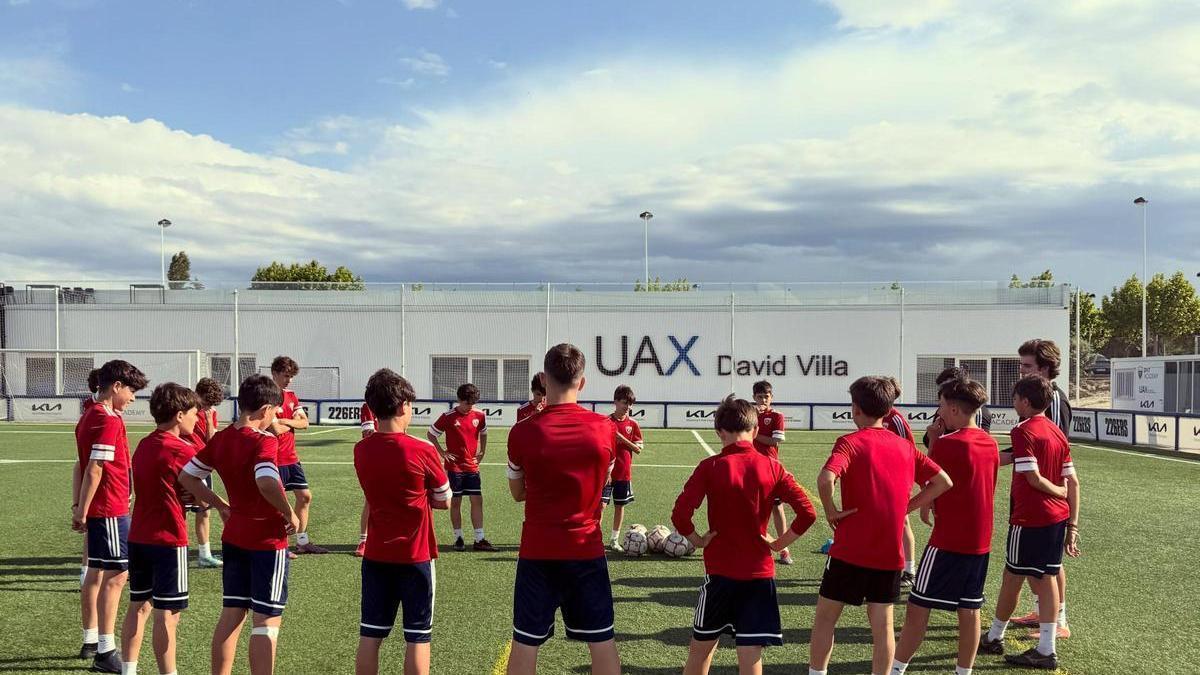 Una actividad con jóvenes en la Escuela de Fútbol David Villa.