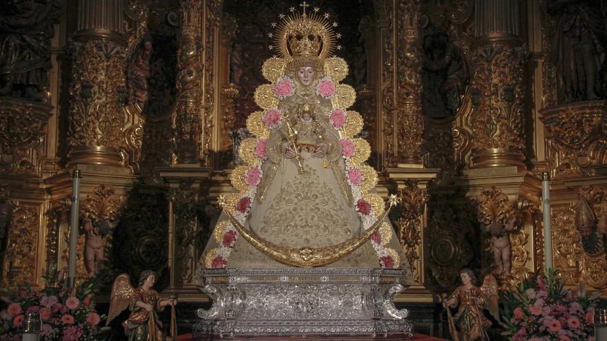 La Virgen del Rocío se reencuentra con sus fieles en Almonte tras tres meses de restauración