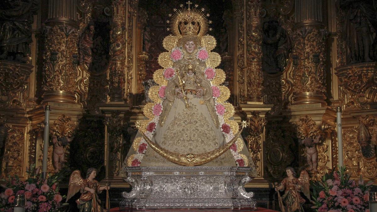 Así se presenta la Virgen del Rocío en su santuario tras la restauración a la que ha sido sometida.