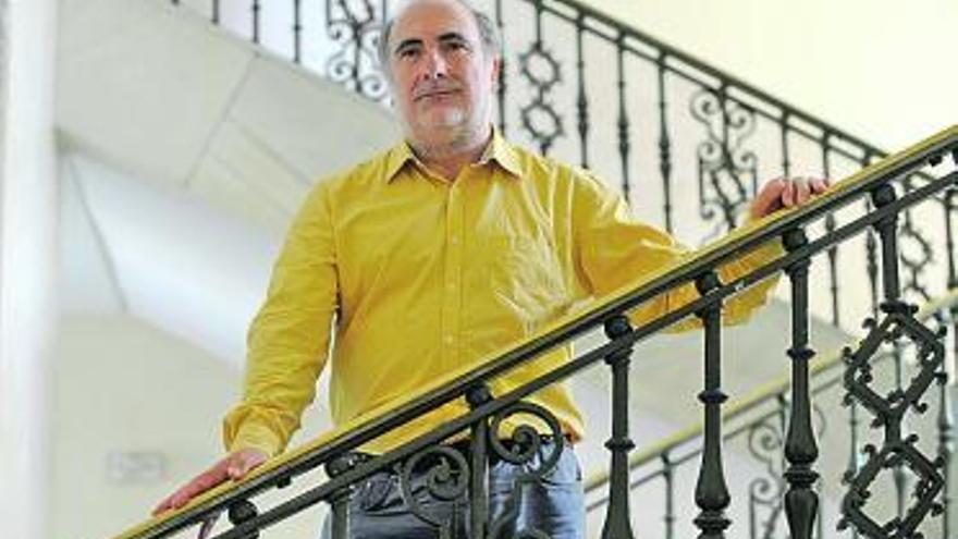 Marino Pérez, en la escalera interior de la Facultad de Psicología.