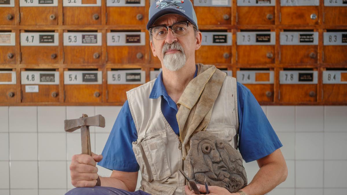 BARCELONA, 4 de agosto de 2023: El artista Francesc Punsola posa en el rellano de el Edificio de Viviendas Escorial con motivo de una entrevista con El Periódico. A artista y escultor, desveló que algunas piedras talladas por él en los años 90 fueron encontradas por arqueólogos, y datadas erróneamente de el periodo neolítico. FOTO: Ángel García Martos