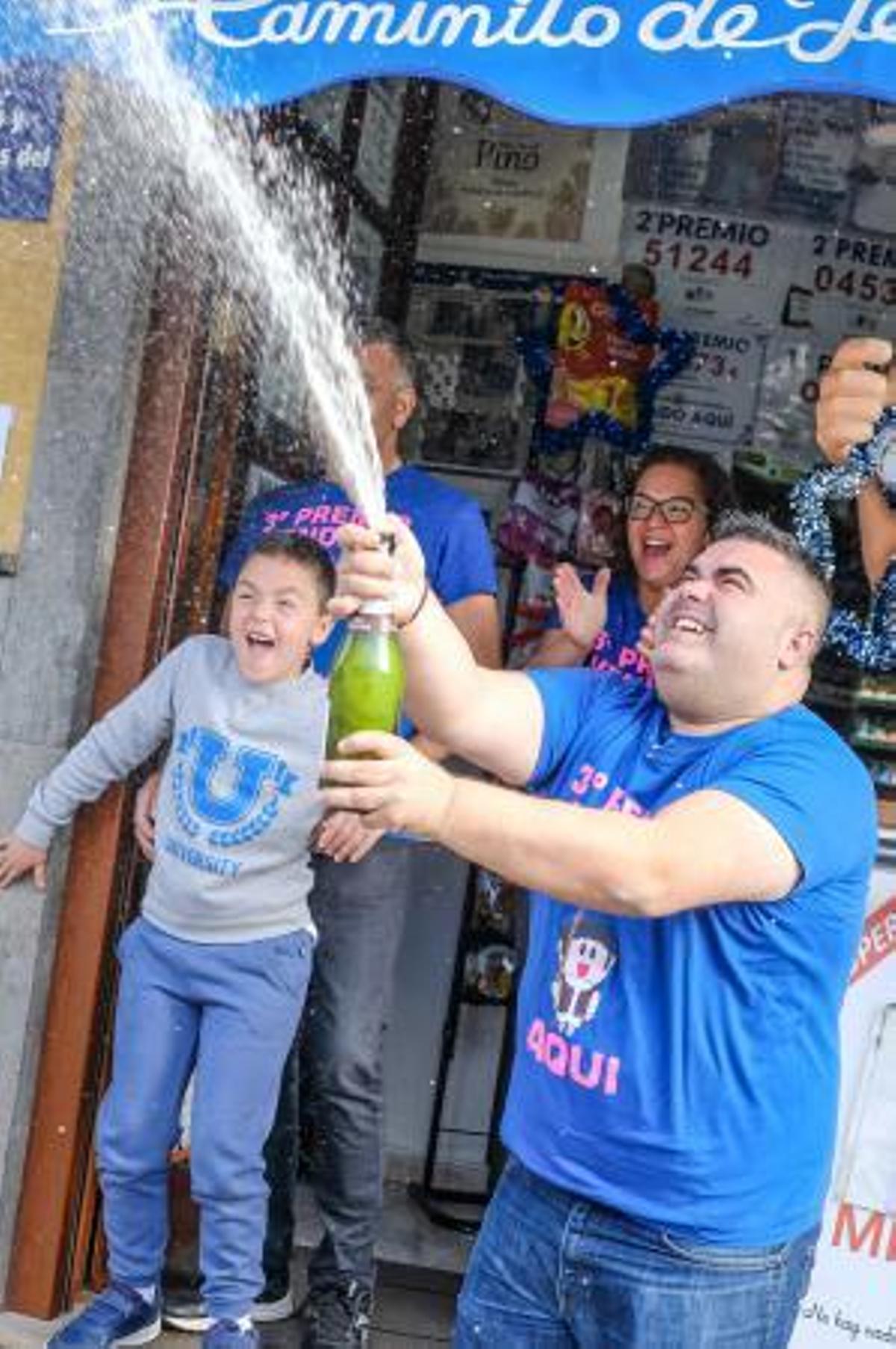 Teror. Administración de loterías de Teror, Av. de Venezuela,  un tercero y tres quintos premios.  | 22/12/2019 | Fotógrafo: José Carlos Guerra