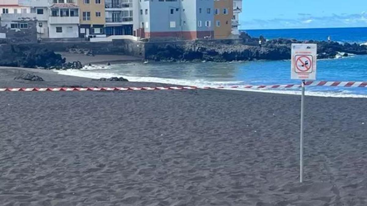 Playa Grande de Playa Jardín, en Puerto de la Cruz, cerrada al baño