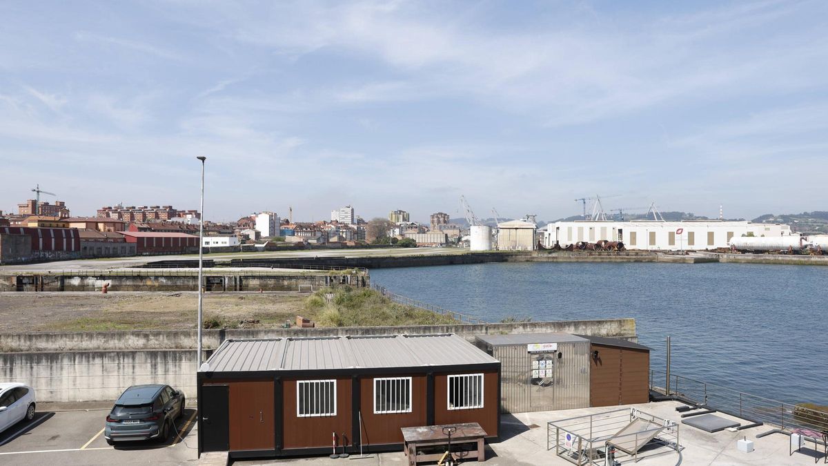 Terrenos de Naval Gijón, con una valla separando los de Pymar de los del Ayuntamiento.