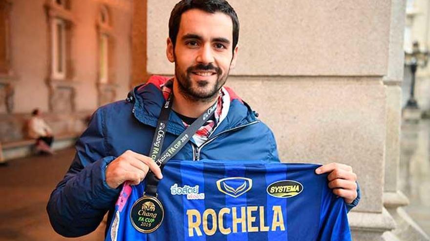 Rochela posa en María Pita con su camiseta del Port FC y la medalla de campeón de la copa tailandesa.