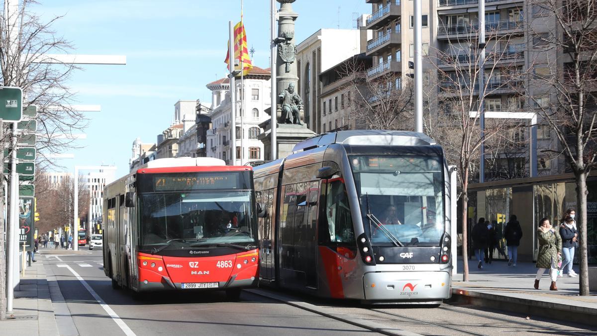 Un bus y un tranvía a su paso por el Paseo Independencia de Zaragoza.