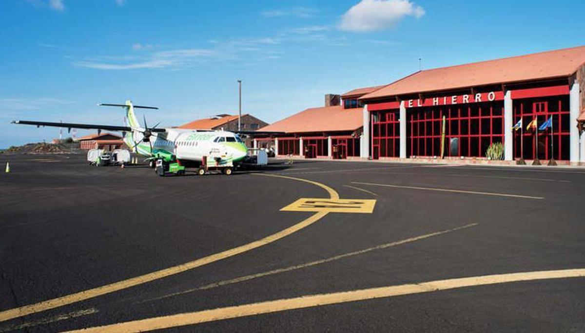 Un avión de la aerolínea Binter es atendido por los operarios en la plataforma de Los Cangrejos.  | A.G.