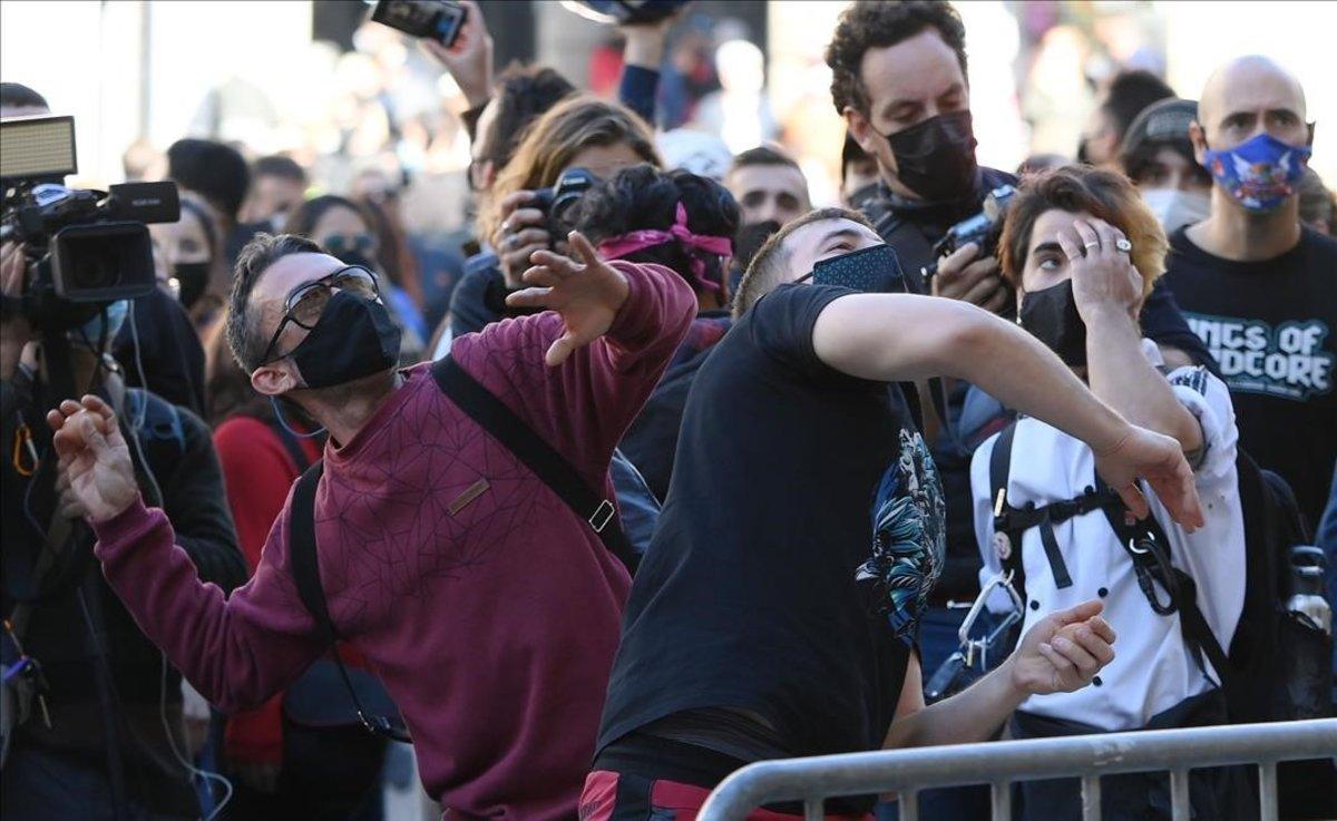 Manifestantes contra la orden de la Generalitat que cierra bares y restaurantes durante 15 días en Catalunya.