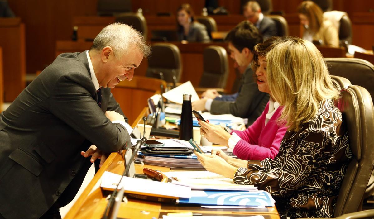 Los diputados del PP Javier Campoy, Mar Vaquero y Marian Orós conversan en el pleno de este jueves.