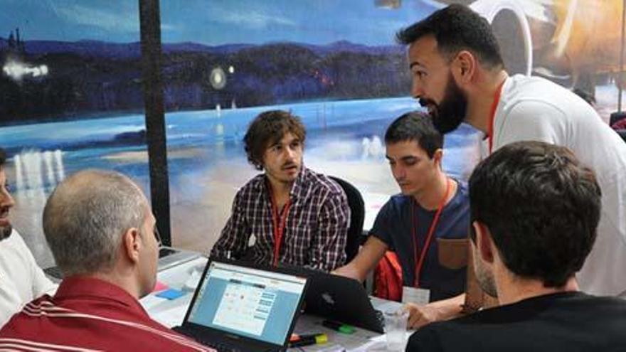 Ismael Teijón (de pie), durante el proceso de selección de los emprendedores.