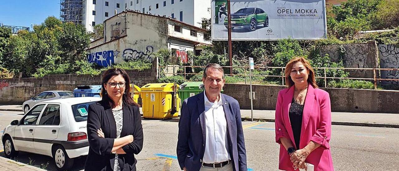 María José Caride, Abel Caballero y Yolanda Aguiar, en el entorno del Xeral.