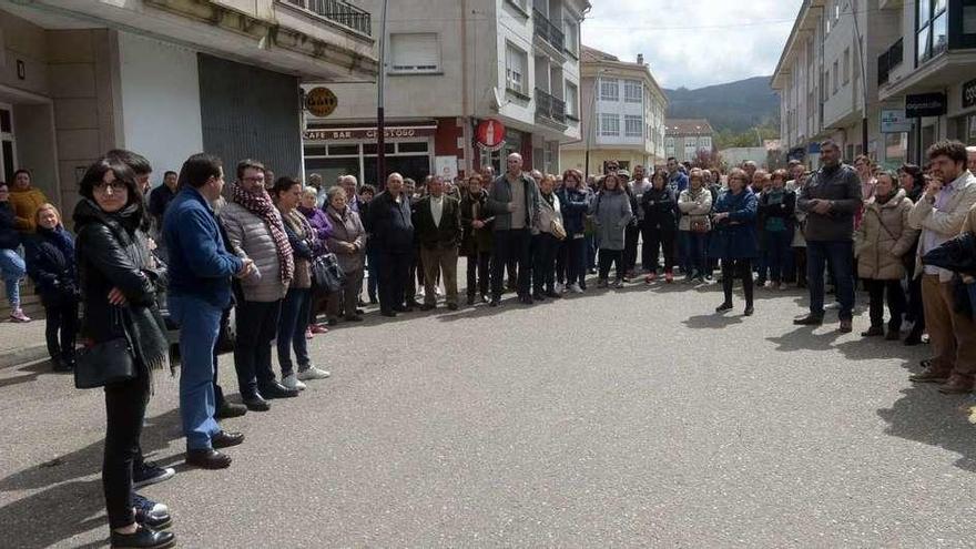 Grupo de vecinos concentrados por la sanidad en Cuntis. // Noé Parga