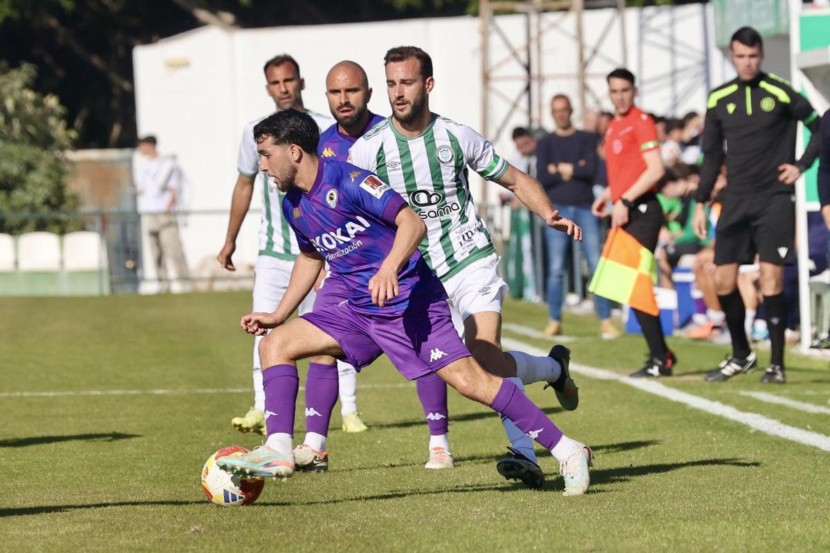 Mehdi Puch maniobra con el balón en El Pozuelo de Torremolinos.