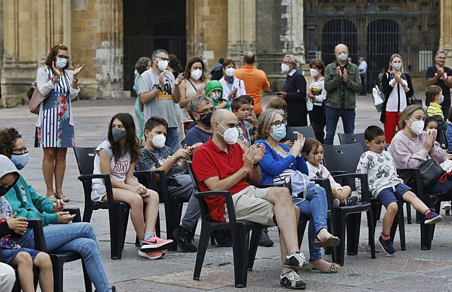 El público aplaude ante las acrobacias.