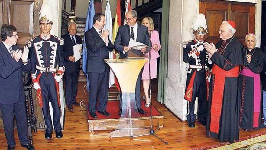 Felipe Bárcena, pregonero, en el atril junto al alcalde, Abel Caballero.