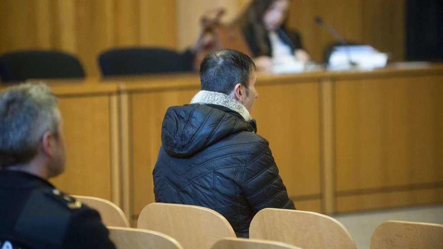 El condenado, ayer, en el banquillo de los acusados de la Audiencia Provincial de A Coruña. // J. Roller