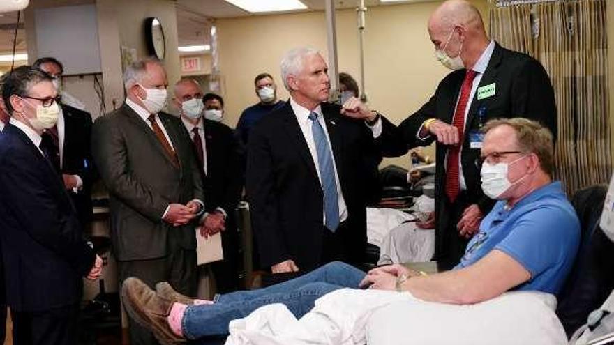 Mike Pence, el único sin mascarilla en la clínica de Minesota.