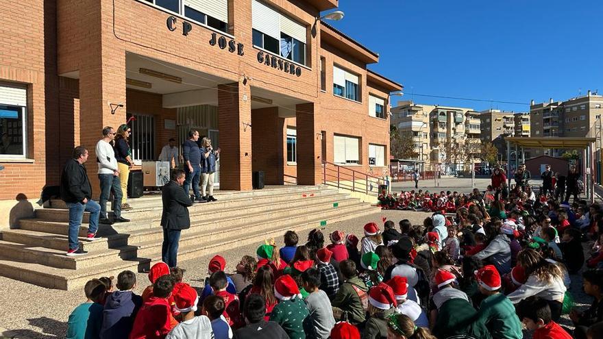 Santa Pola reparte dulces en el último día de colegios antes de las fiestas