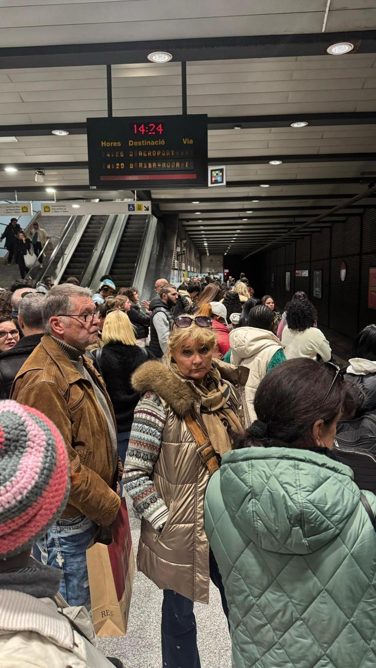 Decenas de personas esperan en el andén la llegada del metro