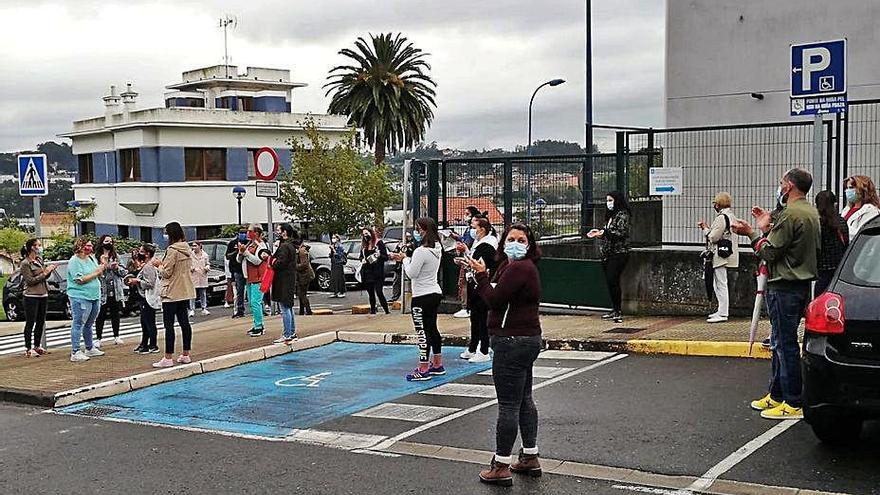 Protesta de madres y padres ayer ante el Ría do Burgo.