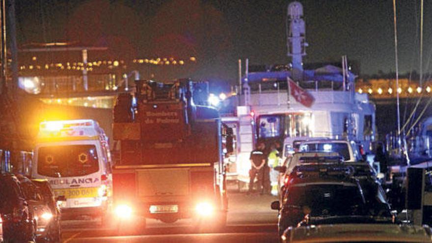 Una dotación de bomberos, anteanoche en el Club de Mar.