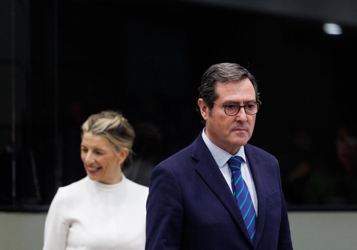 La vicepresidenta segunda y ministra de Trabajo y Economía Social, Yolanda Díaz, y el presidente de la CEOE, Antonio Garamendi. Foto archivo
