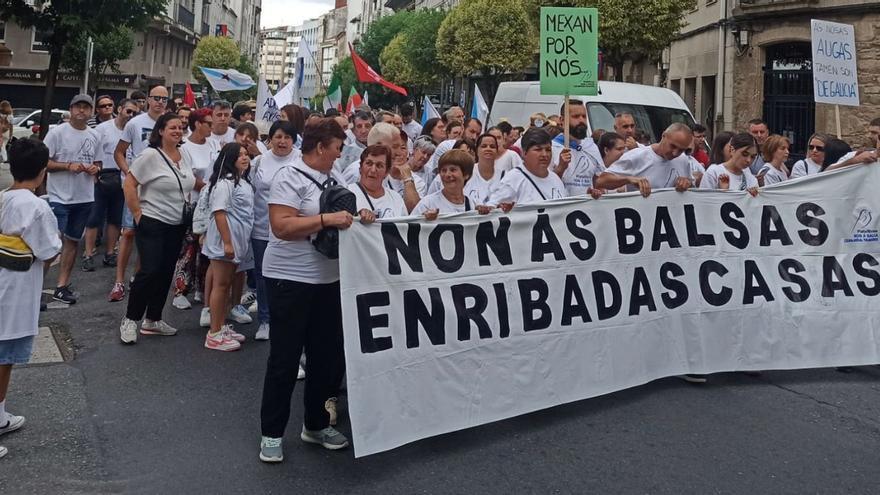 Vecinos de la parroquia brionesa de Cornanda en la manifestación del Día de Galicia celebrada en Santiago / plataforma