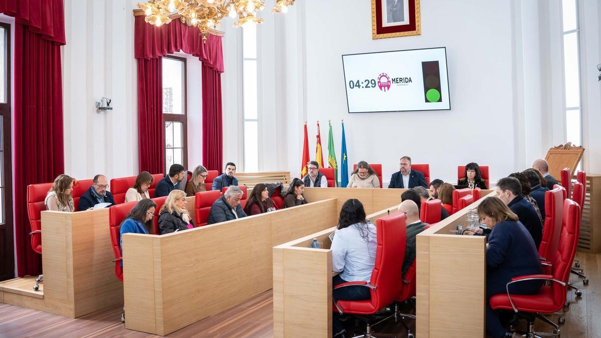 Un momento del pleno municipal celebrado este martes en Mérida.