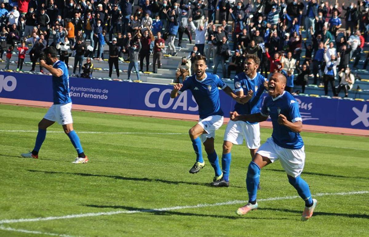 A la derecha, festejando un gol con el San Fernando en 2022.