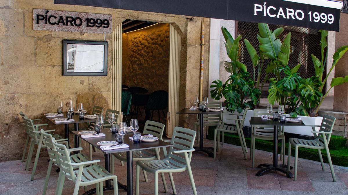 Este espacio acogedor está ubicado en la Plaza del Portal de Elche.