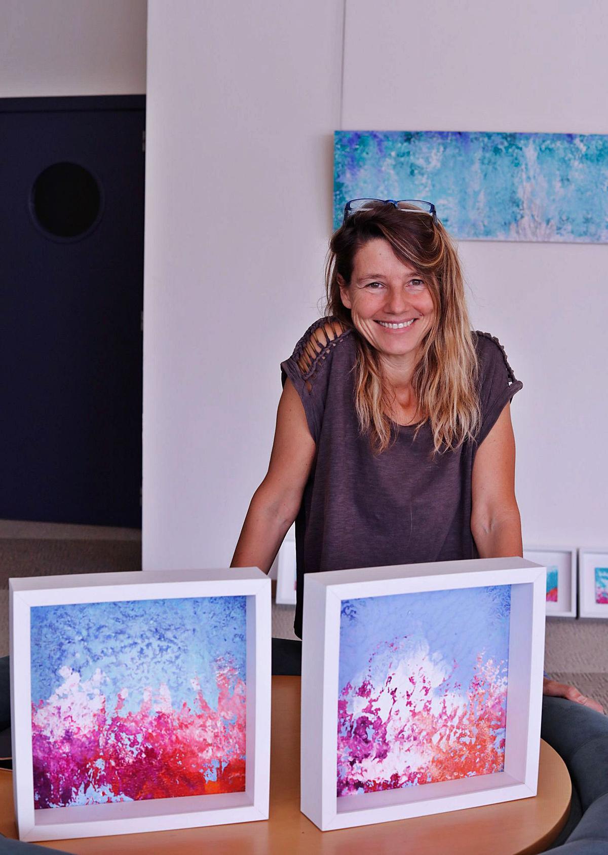 Júlia Ribas en el Club Diario de Ibiza durante el montaje de la exposición.