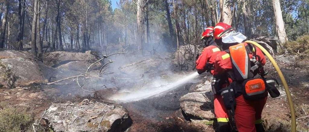 Efectivos de la UME desplegados desde Figueirido actuando en los últimos incendios en el área de Fisterra y Porto do Son. // UME