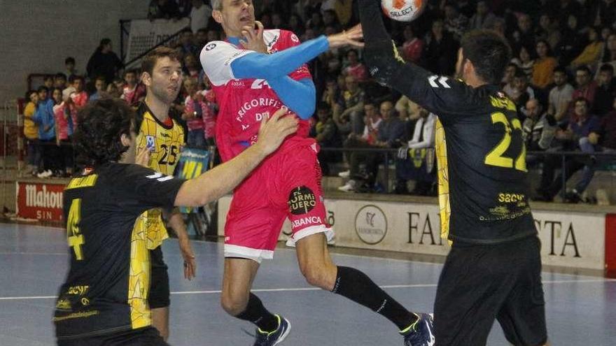 Muratovic en el último partido en O Gatañal, en donde el Cangas ha sumado sus cuatro puntos. // S. Álvarez
