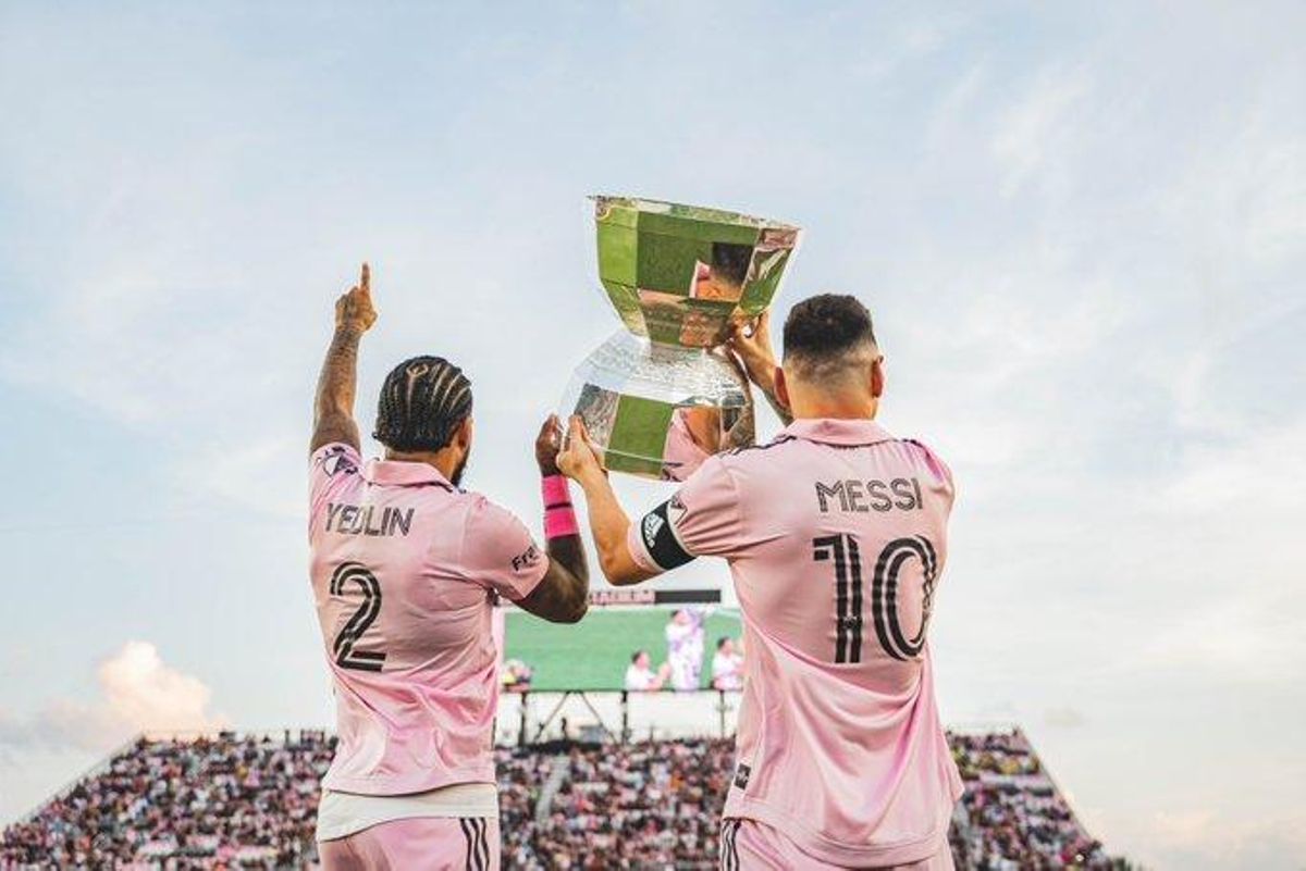 Messi con el trofeo de la Leagues Cup