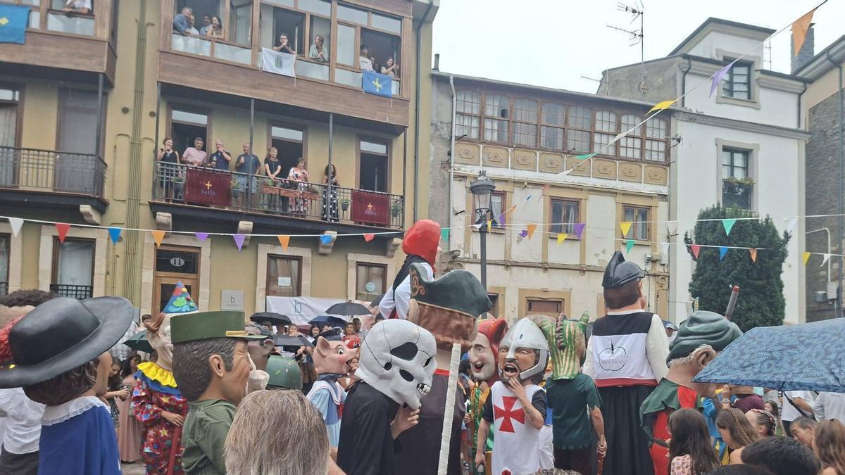 Un momento del pistoletazo de salida de las fiestas patronales de Navia.