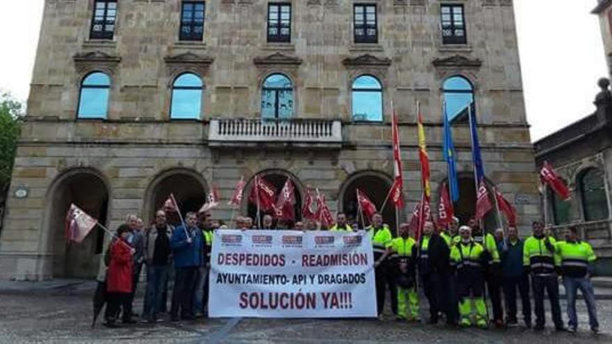 Participantes en una protesta ante el Ayuntamiento.