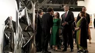 "Me están jodiendo el negocio": pitadas y gritos a Urtasun por el IVA cultural en la visita de los Reyes a Arco