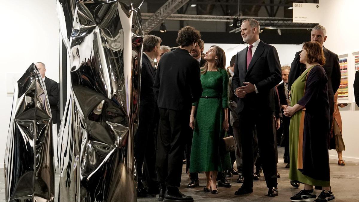 "Me están jodiendo el negocio": pitadas y gritos a Urtasun por el IVA cultural en la visita de los Reyes a Arco