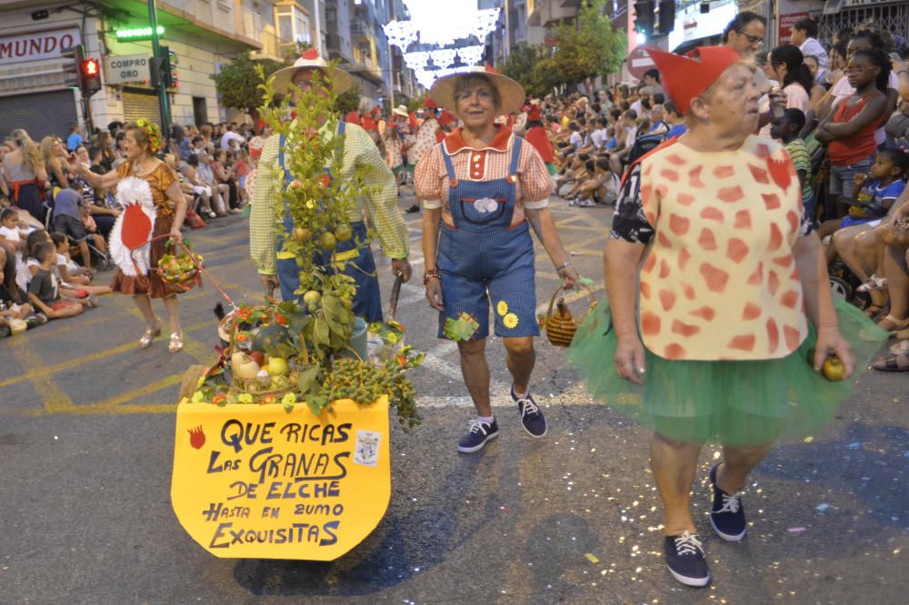 El popular desfile de la Gran Charanga en Elche reúne a más de 4.500 participantes