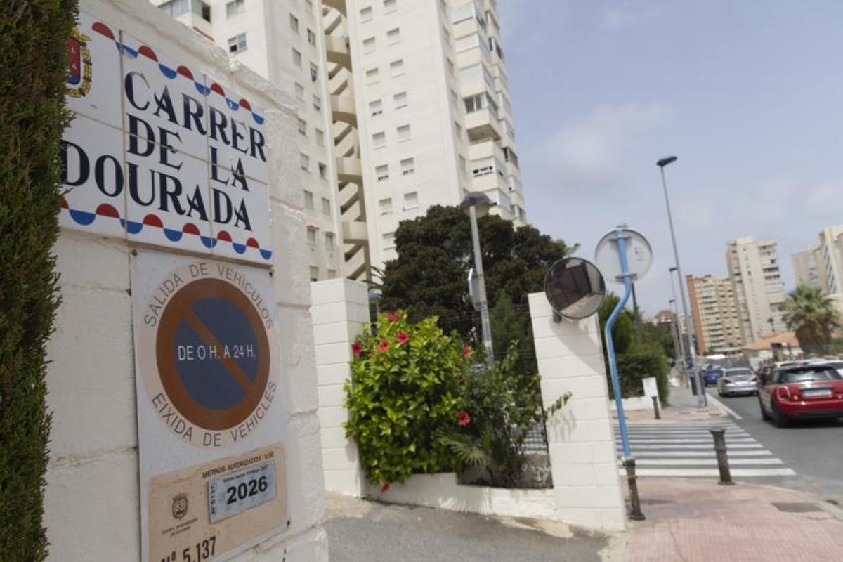 Más de cien placas de calles en Alicante con errores en el nombre
