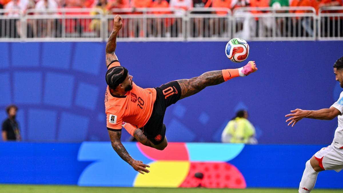 ¡Para volverse loco! Cazan a Depay hablando con el móvil en pleno partido