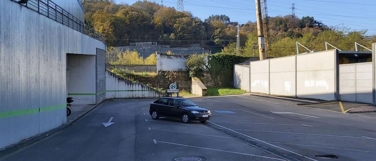 La zona en la que se construirán los accesos a los Talleres del Conde, con el Nuevo Ganzábal a la derecha, y el centro deportivo Juan Carlos Beiro a la izquierda. | E. P.