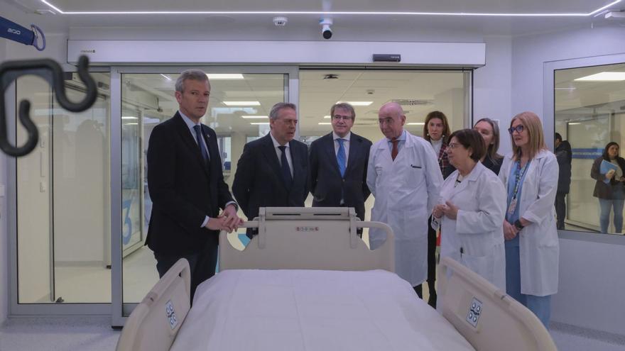 El presidente de la Xunta y el conselleiro de Sanidade, durante la visita a las nuevas instalaciones de la UCI de Ourense.