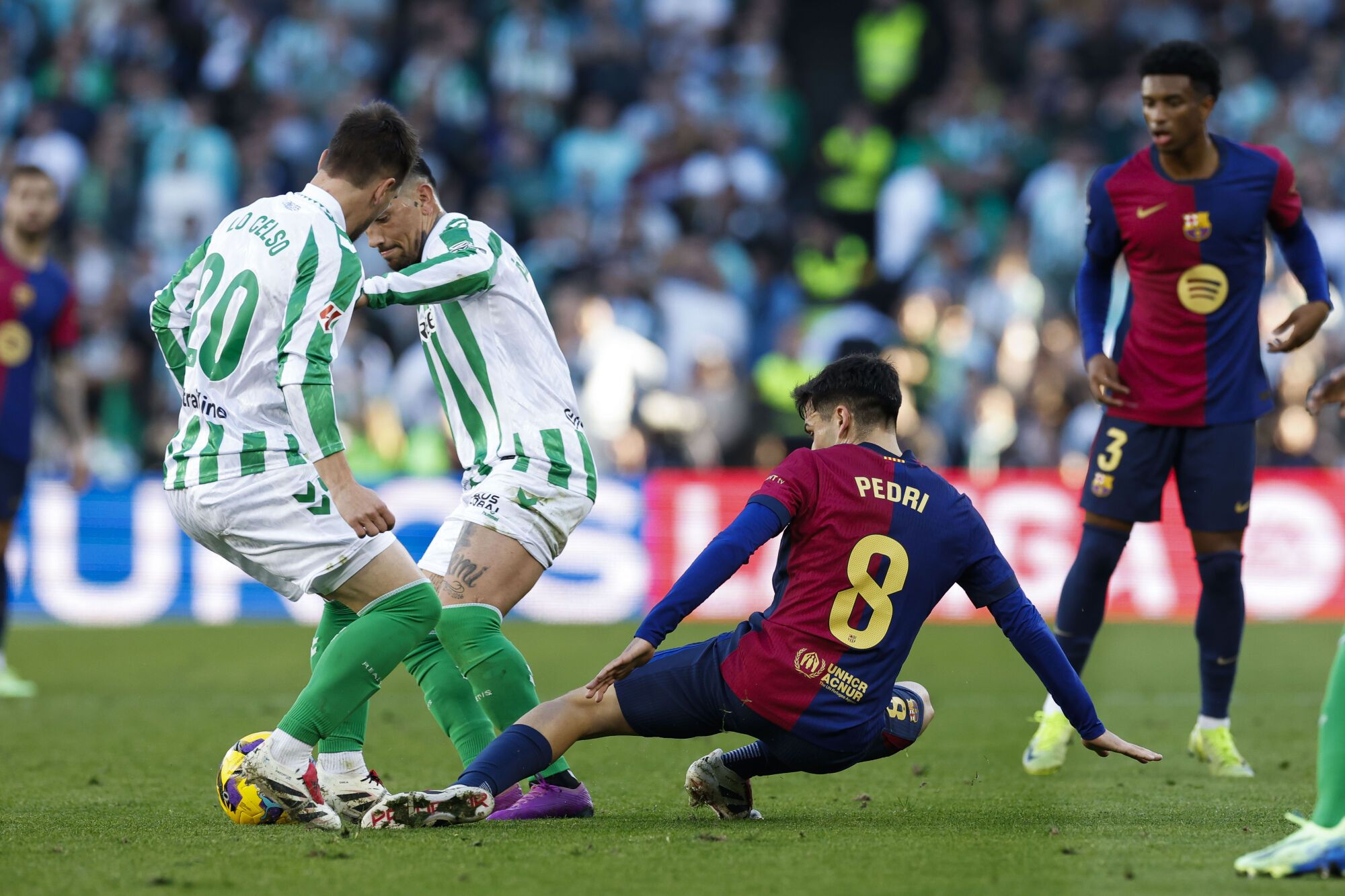 SEVILLA, 07/12/2024.- El centrocampista español del FC Barcelona Pedri (c) disputa un balón con el centrocampista y delantero argentinos del Betis Giovani Lo Celso (i) y Chimy Ávila (2i) durante el partido de la jornada décimo sexta de LaLiga EA Sports que disputan este sábado Real Betis Balompié y FC Barcelona en el Estadio Benito Villamarín de Sevilla. EFE/ Julio Muñoz