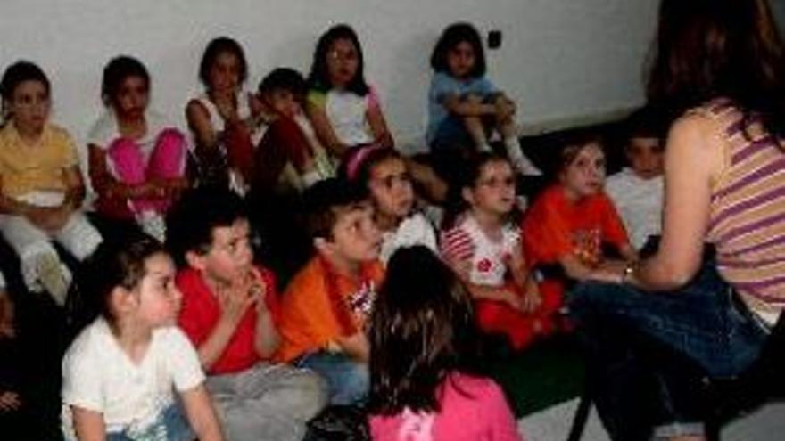 Madroñera fomenta la lectura entre los niños con ´La hora del cuento´